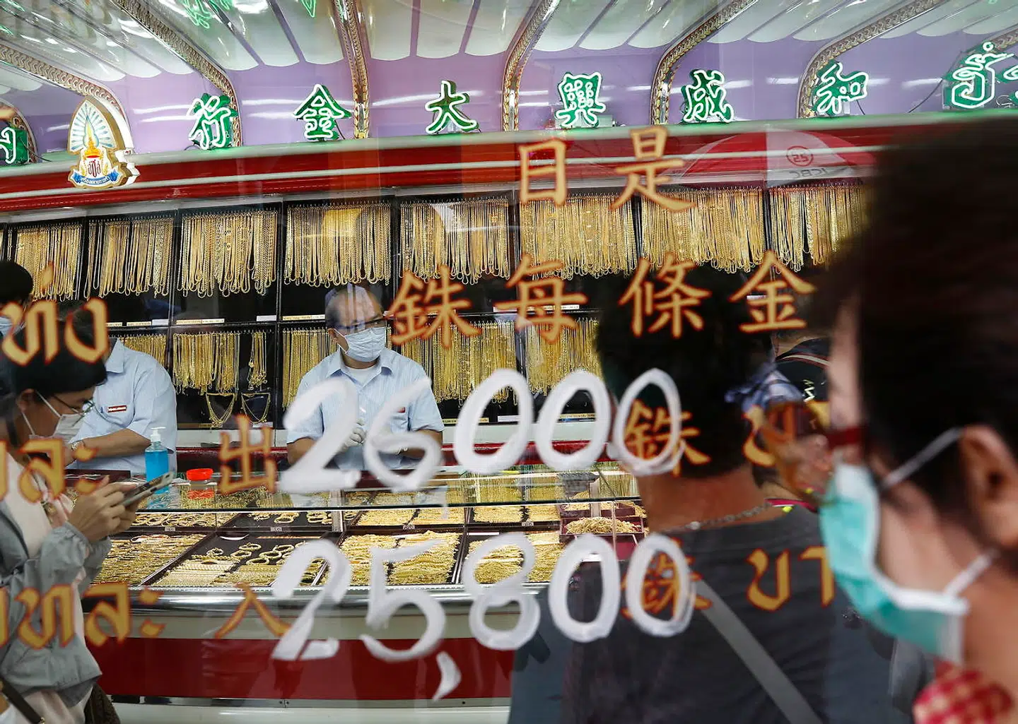 Kunderne venter på at sælge deres guld hos en guldsmed i Bangkoks Chinatown.