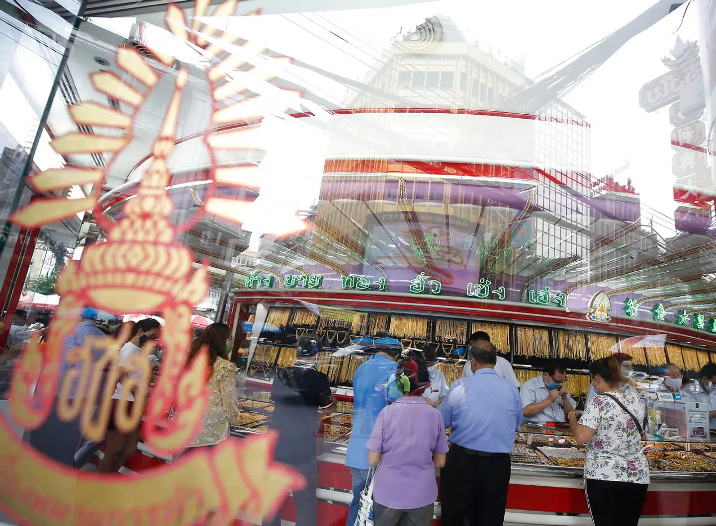 Kunderne står i kø for at sælge deres guld hos en guldsmed i Bangkoks Chinatown.