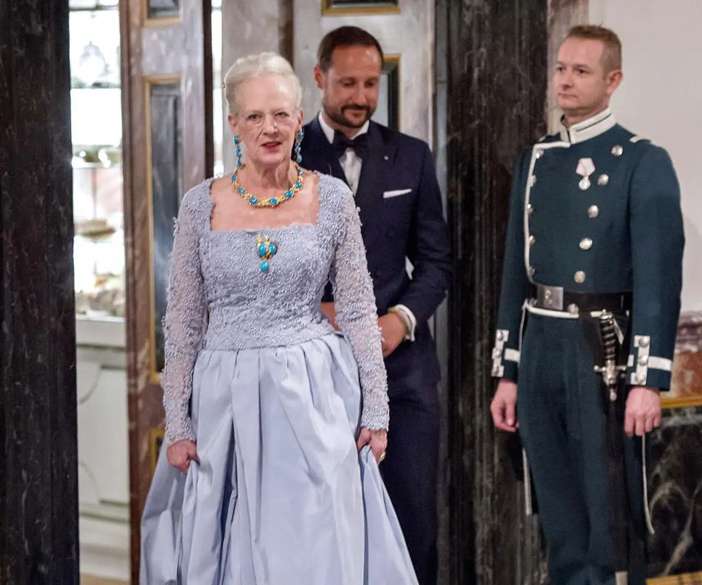 LIgesom til sin 75 års fødselsdag (billedet) skulle dronning Margrethe torsdag have holdt stor fødselsdagsmiddag. Den er dog også blevet aflyst.