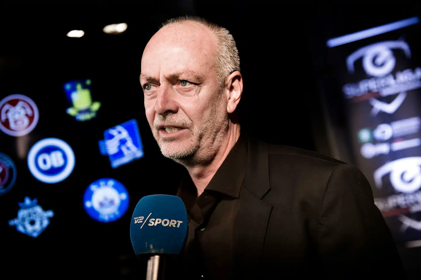 »Det er en del af udviklingen i fodbolden, og vi bør ikke være bagefter med den i Danmark,« siger direktør i Divisionsforeningen Claus Thomsen om VAR i Danmark.