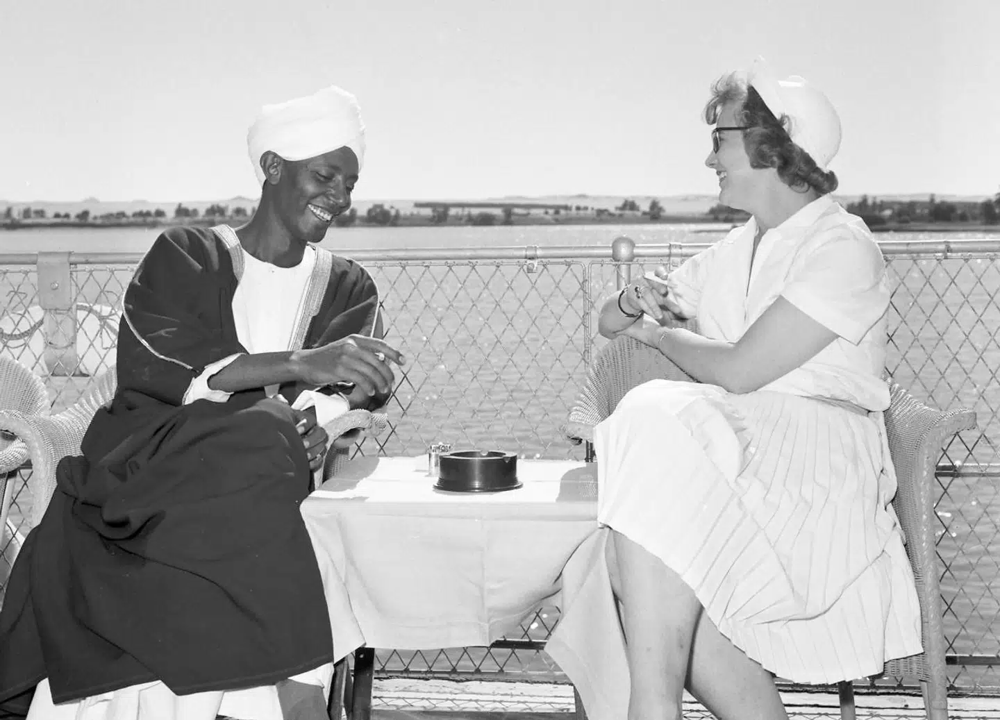 Prinsesse Margrethe besøger Egypten. Her sidder hun og ryger en cigaret på en nilbåd.