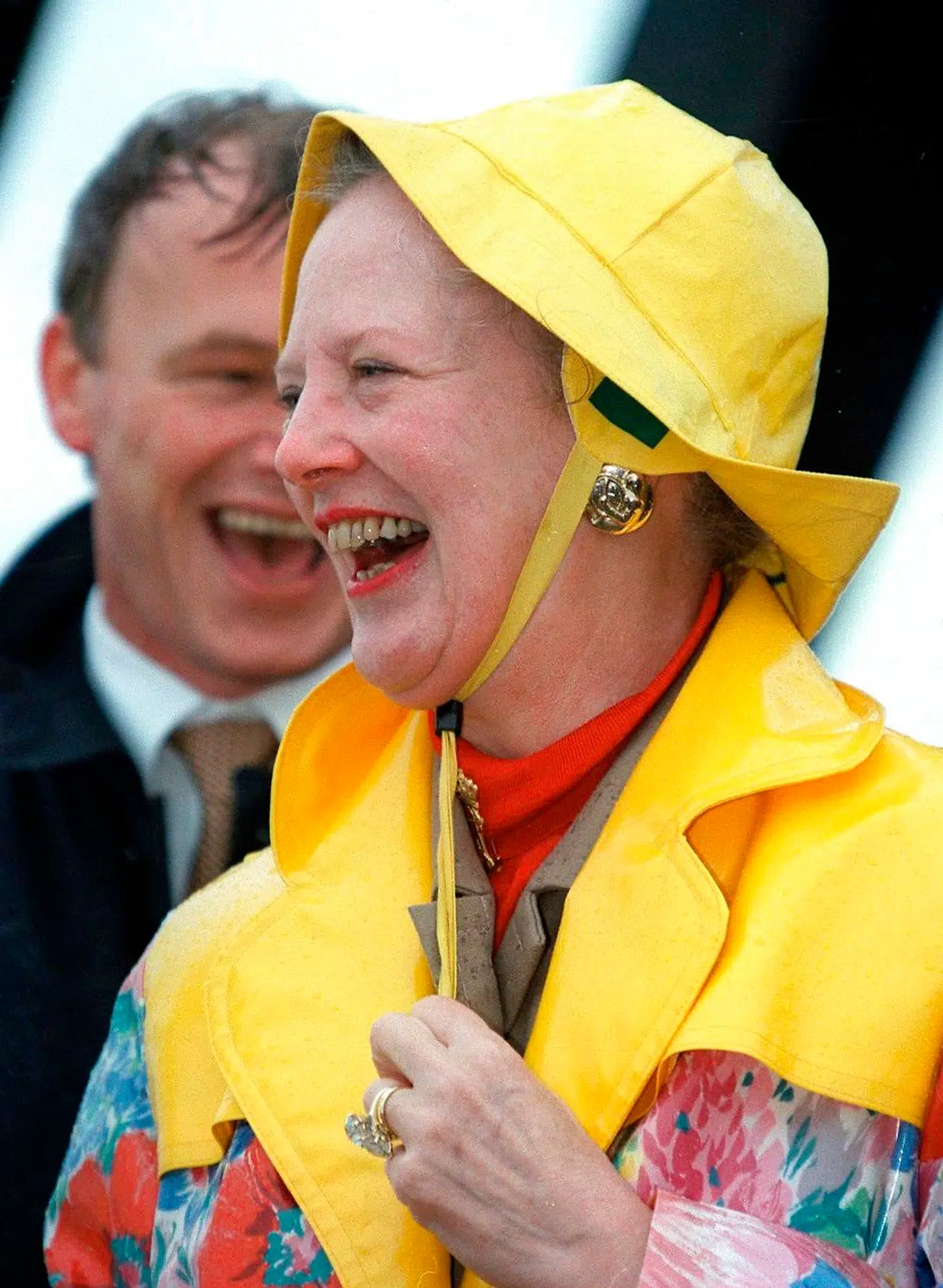 Dronning Margrethe, prins Henrik, kong Harald og dronning Sonja af Norge ankom tirsdag den 9. juni 1998 til Skagen, hvor de skal være i to dage. De kongelige besøgte bla. Grenen. Den danske dronnings humør fejlede ikke noget, selv om besøget foregik i stiv kuling med regn.