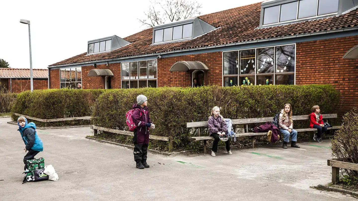 Stengård Skole i Gladsaxe Kommune modtager de første elever efter genåbningen, onsdag den 15. april 2020. Her står eleverne i kø for at komme ind på skolen.