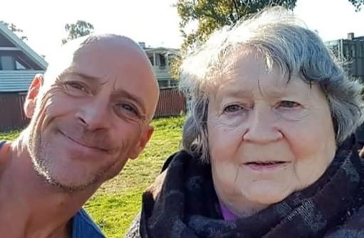 »Mette Frederiksen får i hvert fald ikke min stemme næste gang,« siger 'Mulle' ofte til sin søn i telefonen, selvom Frank Gardner Peters forklarer, at det er på grund af en fremmed virus, at hun ikke kan få besøg på plejehjemmet, hvor hun bor.