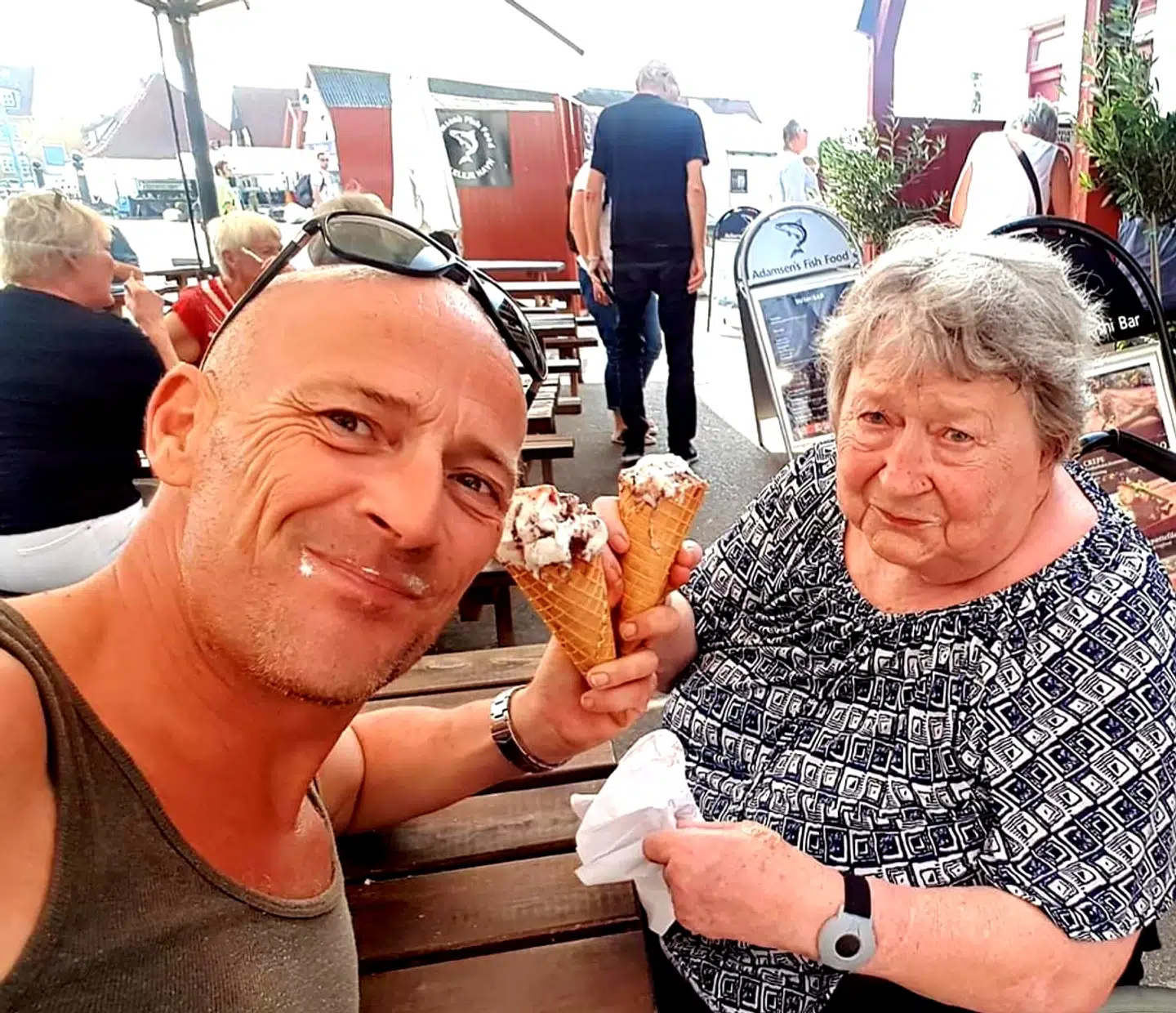 Selvom situationen er hård for både Frank og hans mor, så har Frank kun roser til personalet på hans mors plejehjem.