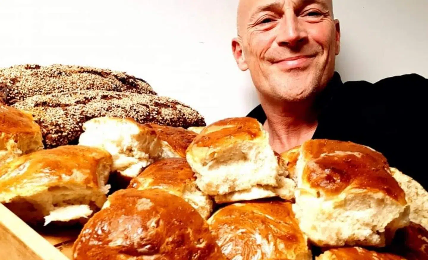 Frank bager brød flere gange om ugen, og det nyder hans mor og de andre beboere på plejehjemmet godt af.