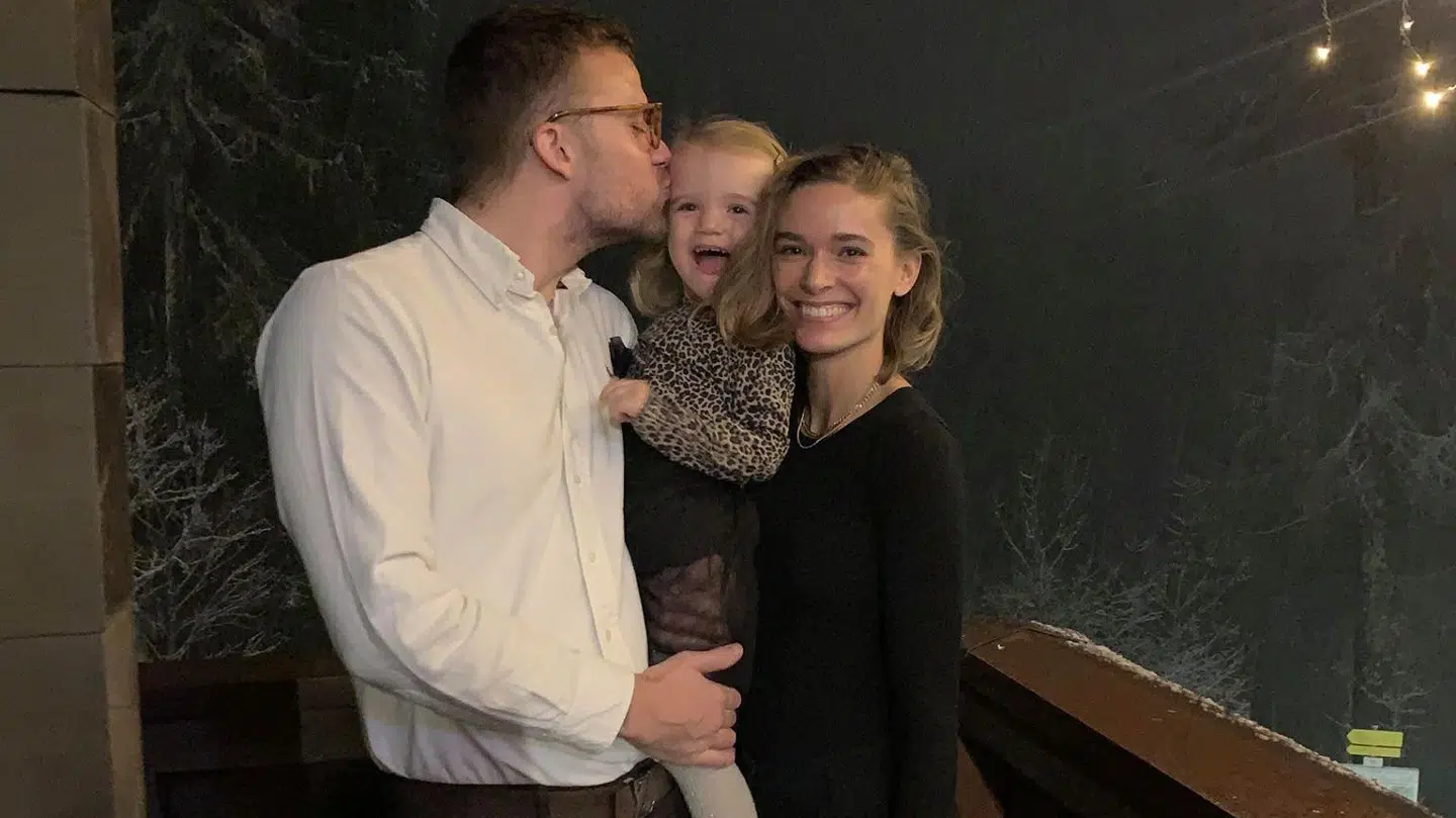 Tina Maria med sin kæreste og parrets datter Olivia.