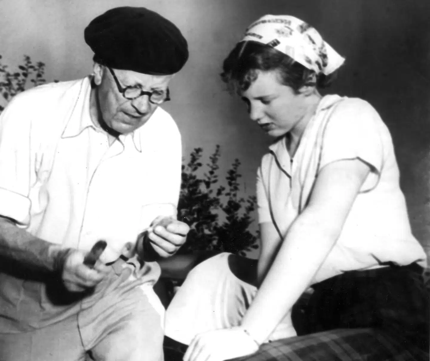 17-årige Margrethe på arkæologisk udgravning i Rom med sin morfar, kong Gustav Adolf.