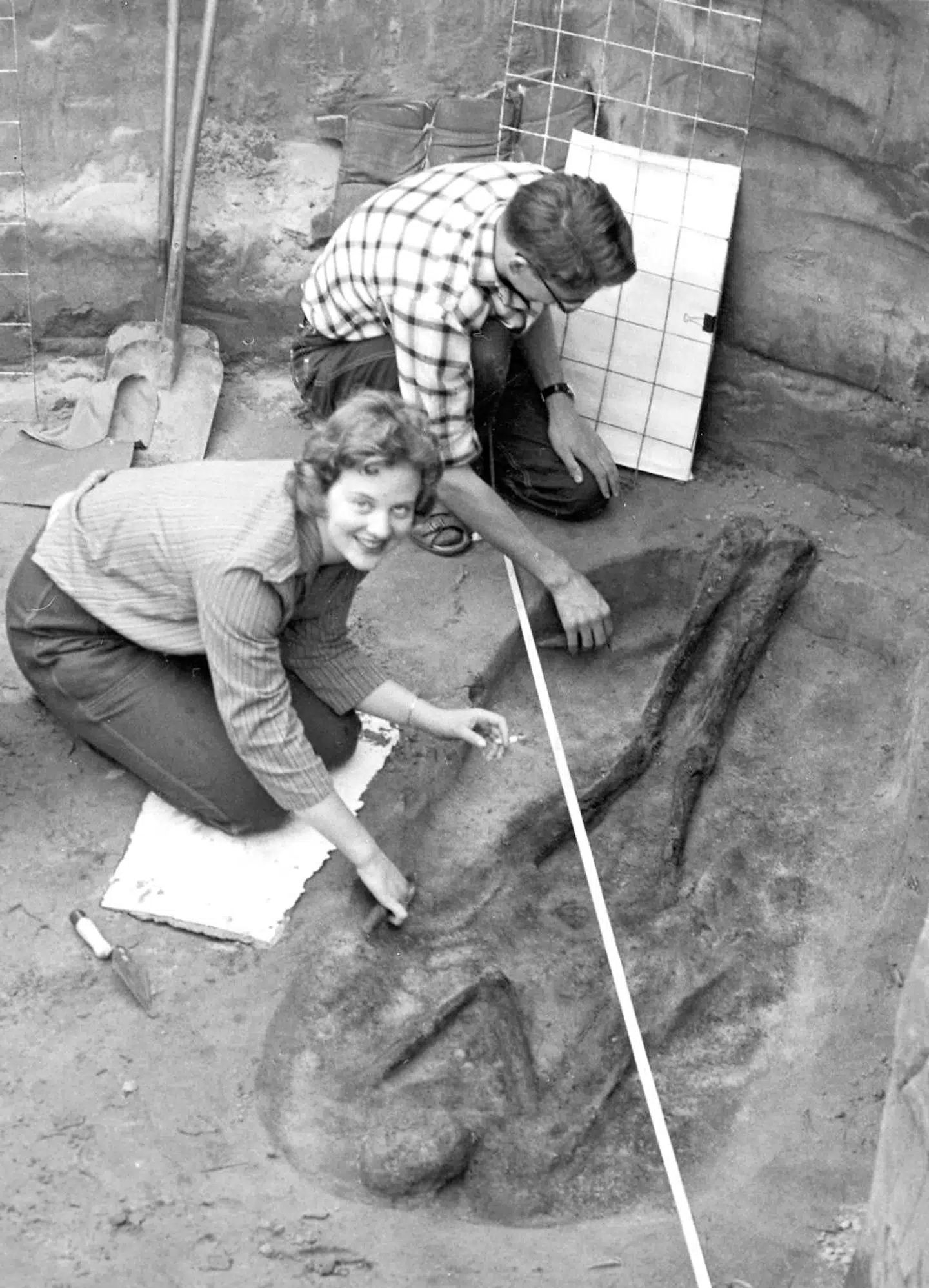 Den blot 22-årige kronprinsesse Margrethe side om side med arkæologistuderende Svend Kramp på Bornholm.