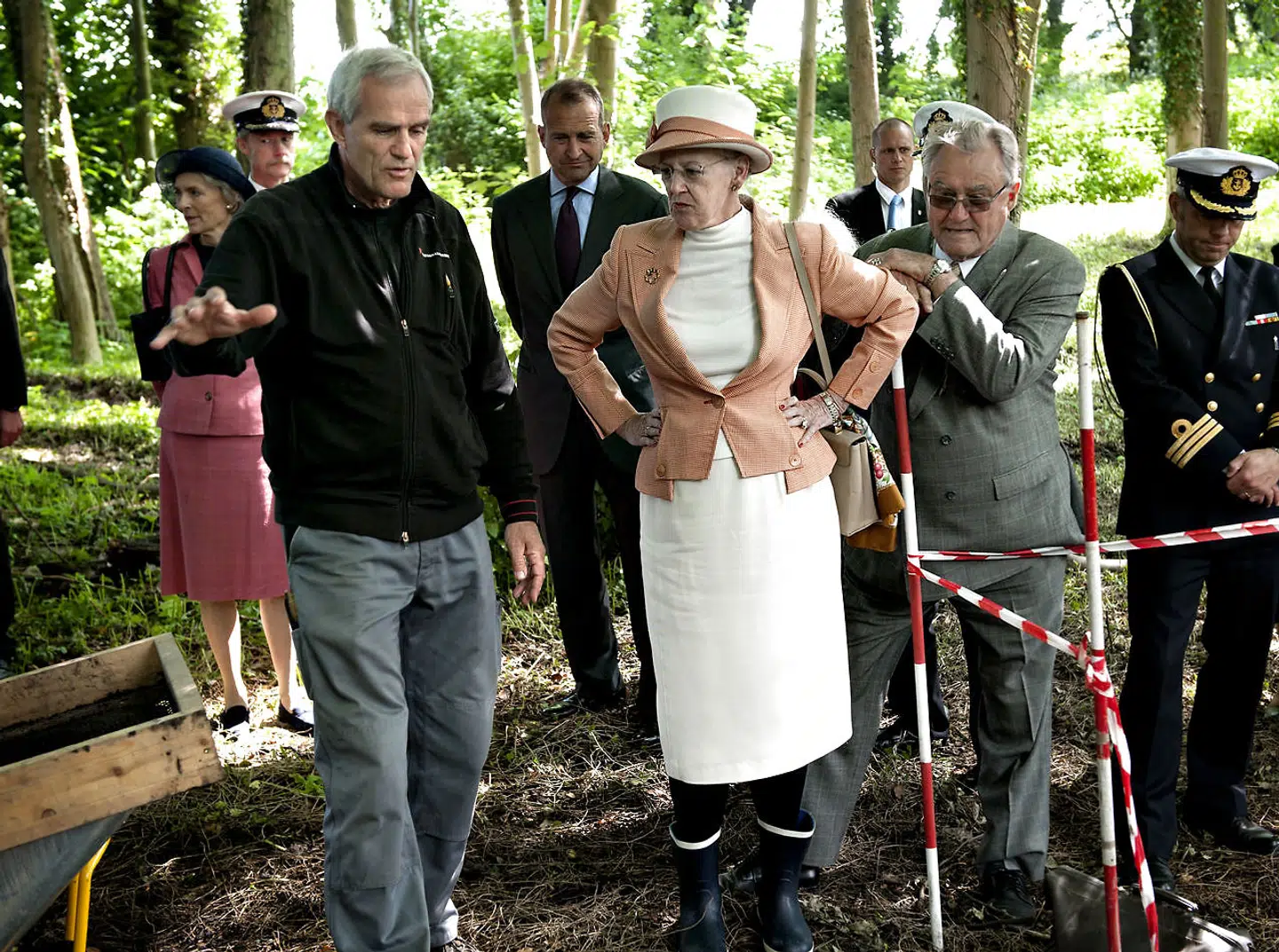 Interessen for arkæologien har Dronningen bevaret. Her besøger hun iført gummistøvler sammen med prins Henrik en udgravning i 2010 på Femø.