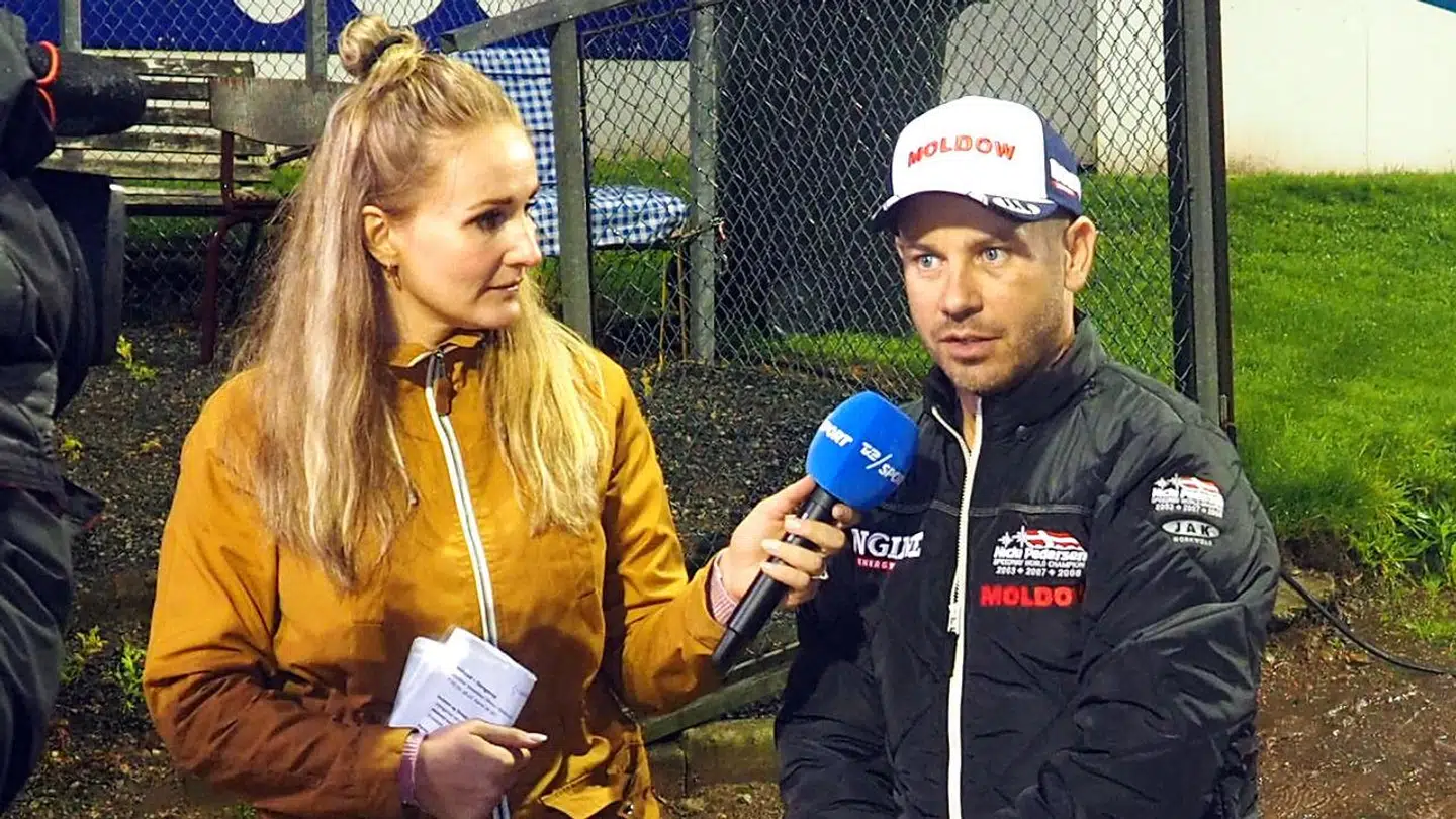 Stine Bjerre Mortensen interviewer speedwaykører Nicki Pedersen.