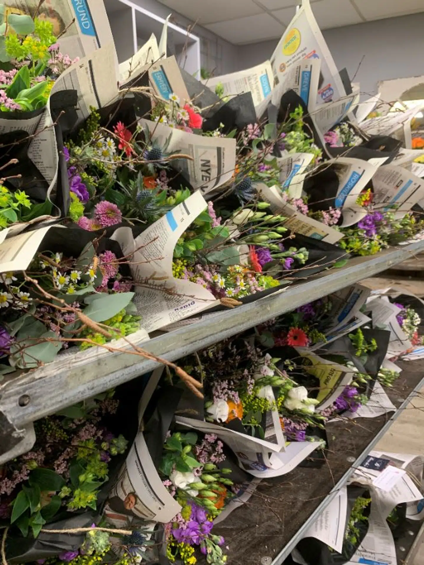 Medarbejderne har haft travlt for at binde de 300 buketter på én dag.