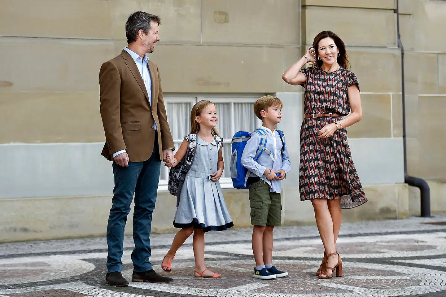 Prins Vincent og prinsesse Josephine ses her på deres første skoledag i 2017. Nu går de i anden klasse.