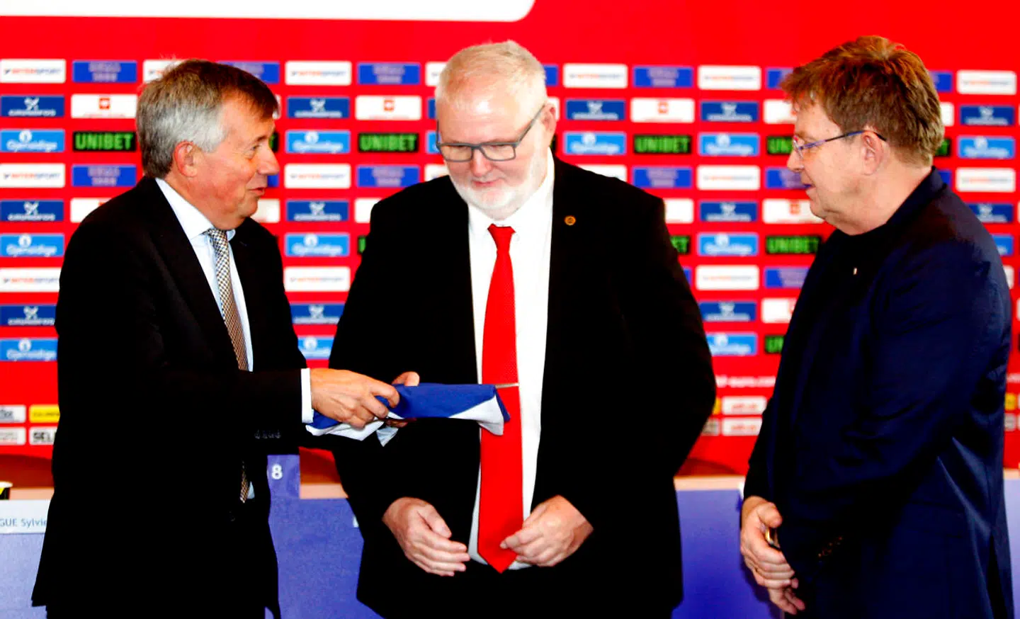 Her ses EHF-præsident Michael Wiederer (tv), DHF-formand Per Bertelsen (i midten) og Kåre Geir Lio (th), præsidenten i det norske håndboldforbund.