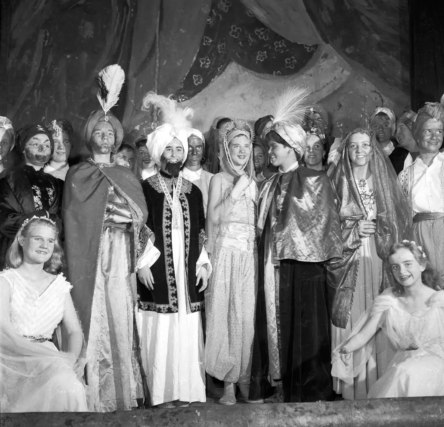 I 1954 blev der opført 'Aladdin' på N. Zahles skole. Prinsesse Margrethe spillede prinsesse Gulnare i opførelsen.