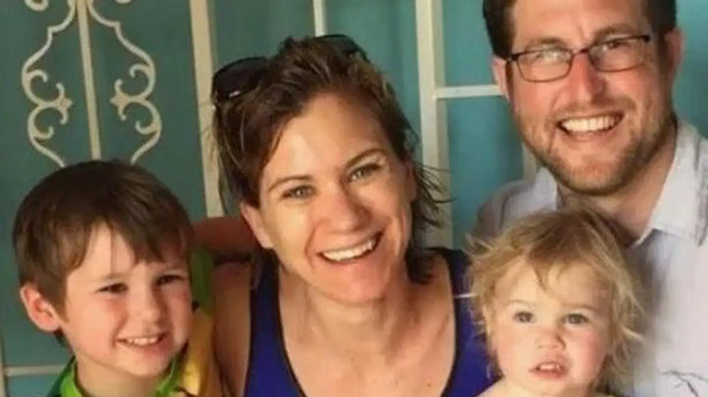 ARKIVFOTO af Maeve Kennedy Townsend McKean med sin mand og børn. Gideon ses til venstre.