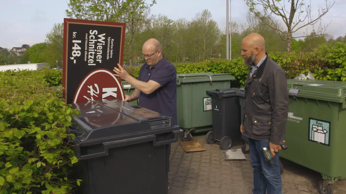 Undervejs i programmet tager Karins hjemmelavede navneforandring til Restaurant Pakhuset.