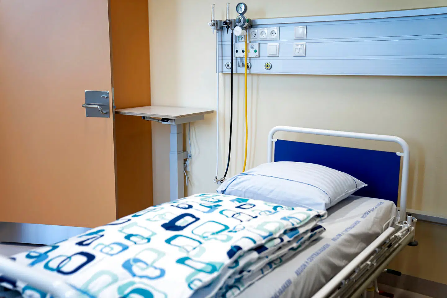En tom seng på Rigshospitalets Nordfløj. Der er mange andre som den. Den store overbelastning af sundhedsvæsenet er udeblevet.