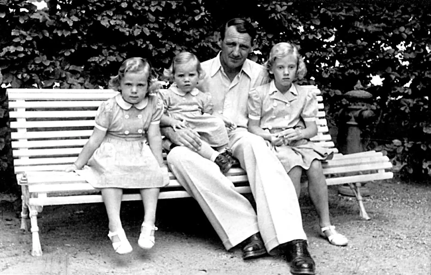 Lige fra de var helt små, vidste prinsesse Benedikte og Anne-Marie godt, hvem der var i centrum. Her med deres far, kong Frederik.