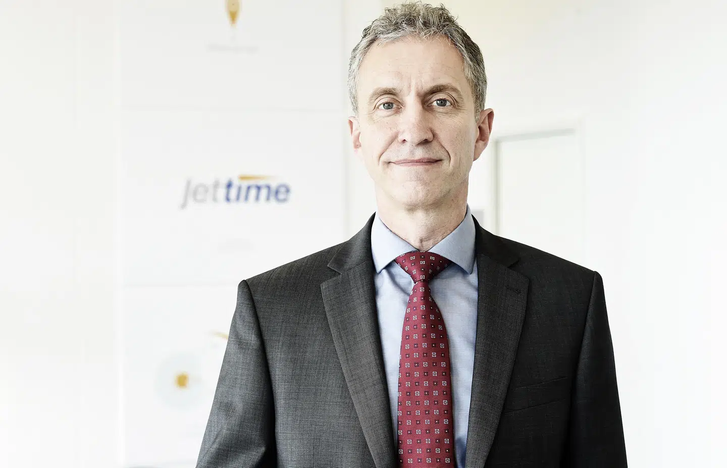 Direktør i flyselskabet Jet Time Jørgen Holme fortæller, at firmaet risikerer at gå konkurs, hvis ikke der kommer yderligere hjælpepakker til branchen.