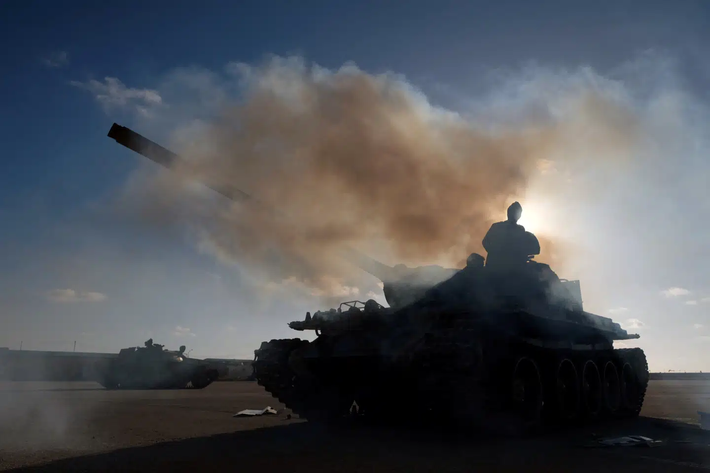 Styrker under ledelse af oprørslederen Khalifa Haftar udsatte tirsdag civile i Libyens hovedstad, Tripoli, for intense bombardementer. Det sker efter at regeringsstyrker har genindtaget to strategisk vigtige byer. Esam Omran Al-Fetori/Reuters