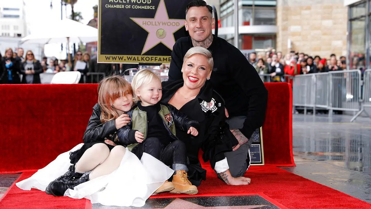 Mens Pink og hendes treårige søn, har været smittet med coronavirusen, er Carey Hart og datteren Willow gået fri.