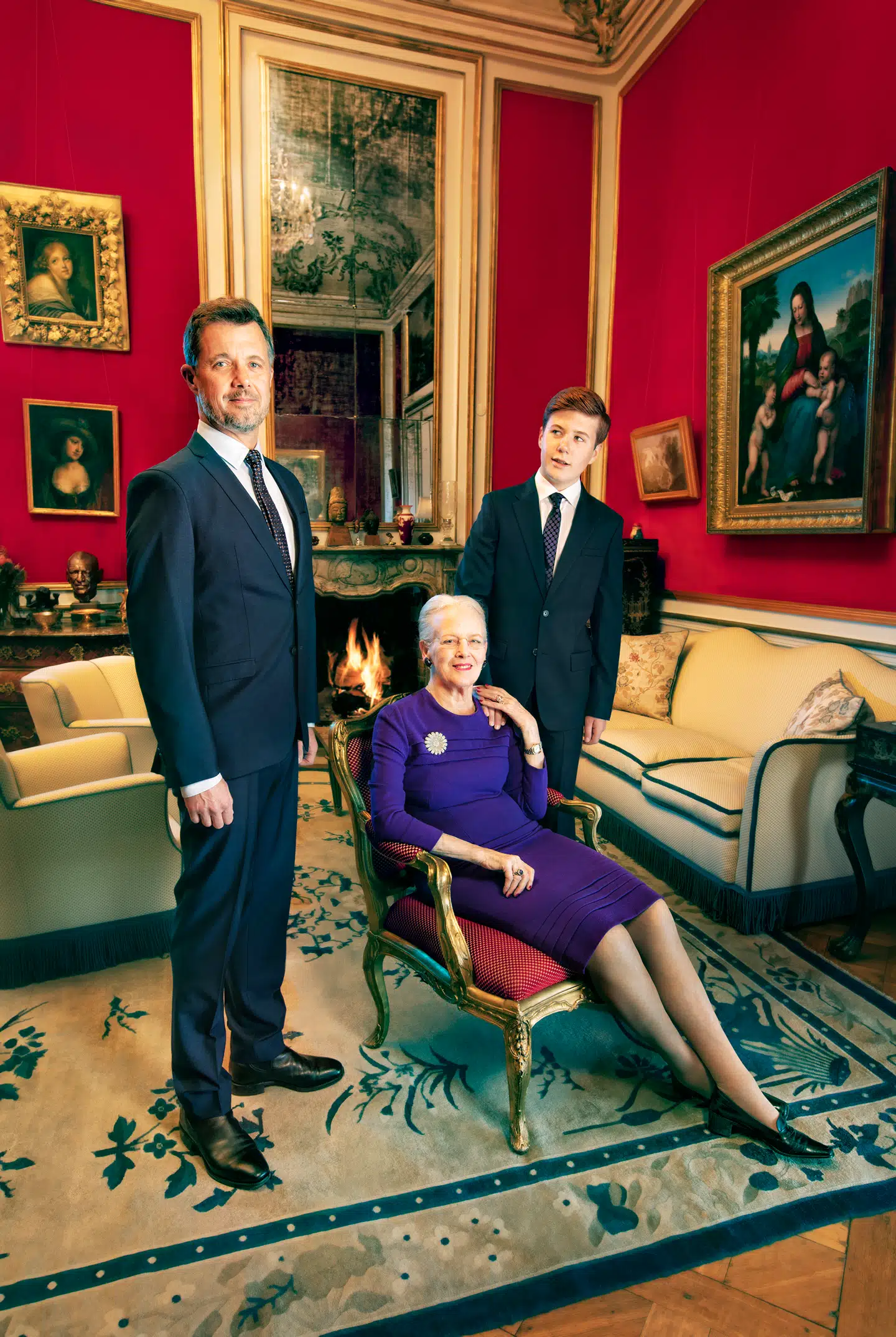 Dette portræt er taget i Røde Salon i Christian IX’s Palæ på Amalienborg. I baggrunden af billedet til venstre står en buste af Frederik 9., så faktisk er hele fire generationer af tidligere, nuværende og kommende regenter samlet.