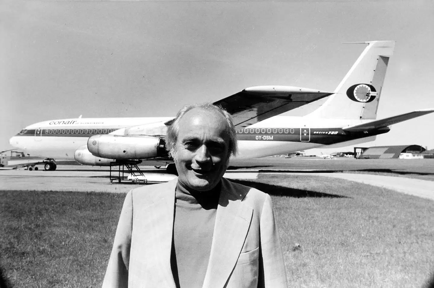 Sunclass Airways har tidligere heddet Conair, som er det selskab, rejsekongen Simon Spies etablerede i 1965. Her ses Simon Spies foran et af sine Conair-fly i maj 1983.