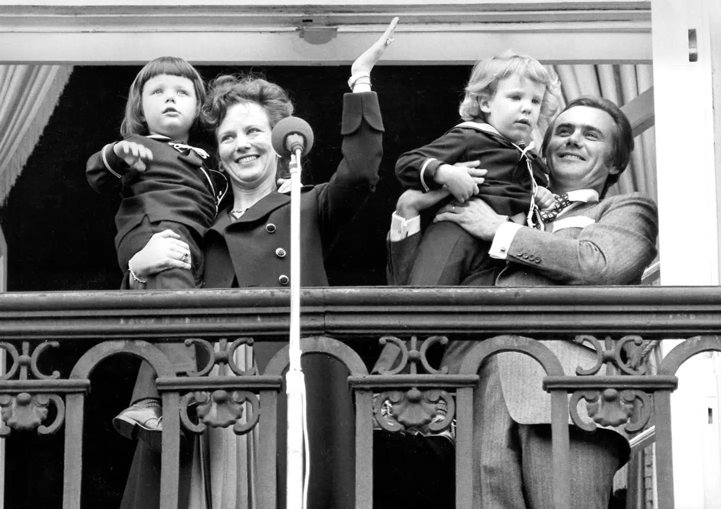Det har ikke altid være lige let at være dronning og småbørnsmor. Her ses dronning Margrethes på sin 33 års fødselsdag i 1973.