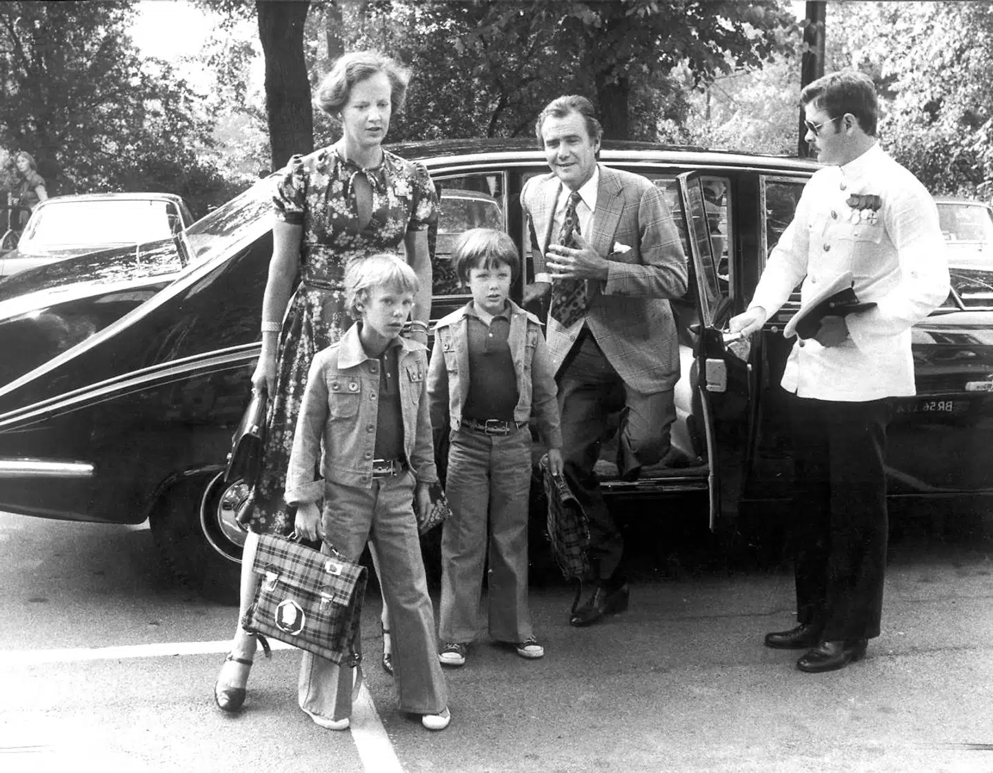 Kronprins Frederik og prins Joachim gik på Krebs Skole. Der har prins Joachims børn også gået, mens kronprinsens børn går i en folkeskole i Hellerup.