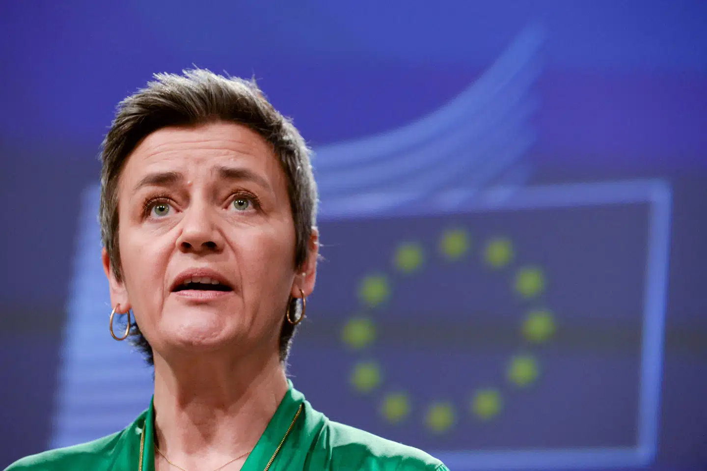 Margrethe Vestager (R), konkurrencekommissær og næstformand for EU-Kommissionen, siger til The Financial Times, at EU's medlemslande bør købe aktieposter i deres egne virksomheder for at imødegå trusler om kinesiske overtagelser af vigtige europæiske firmaer under coronakrisen. Johanna Geron/Reuters