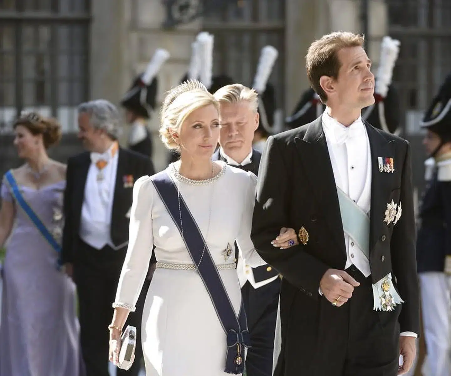 Det græske kongehus er ofte repræsenteret ved store europæiske royale begivenheder. Her ses ekskronprinsesse Marie-Chantal med sin mand ved den svenske prinsesse Madeleines bryllup i 2013.