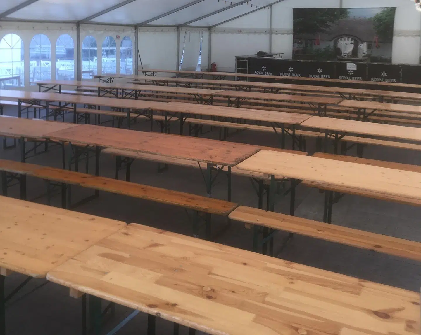 Sådan kender vi normalt de store festtelte, men de kommende måneder er fadølsanlægget muligvis byttet ud med et kateder, og på bordene ligger der kladdehæfter, penalhuse og regnemaskiner.