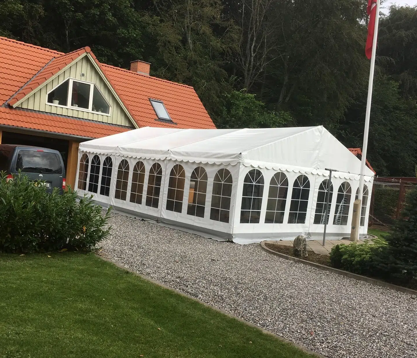 Det er telte som disse, der formentlig kommer til at danne rammen for skoleklasser de kommende måneder.