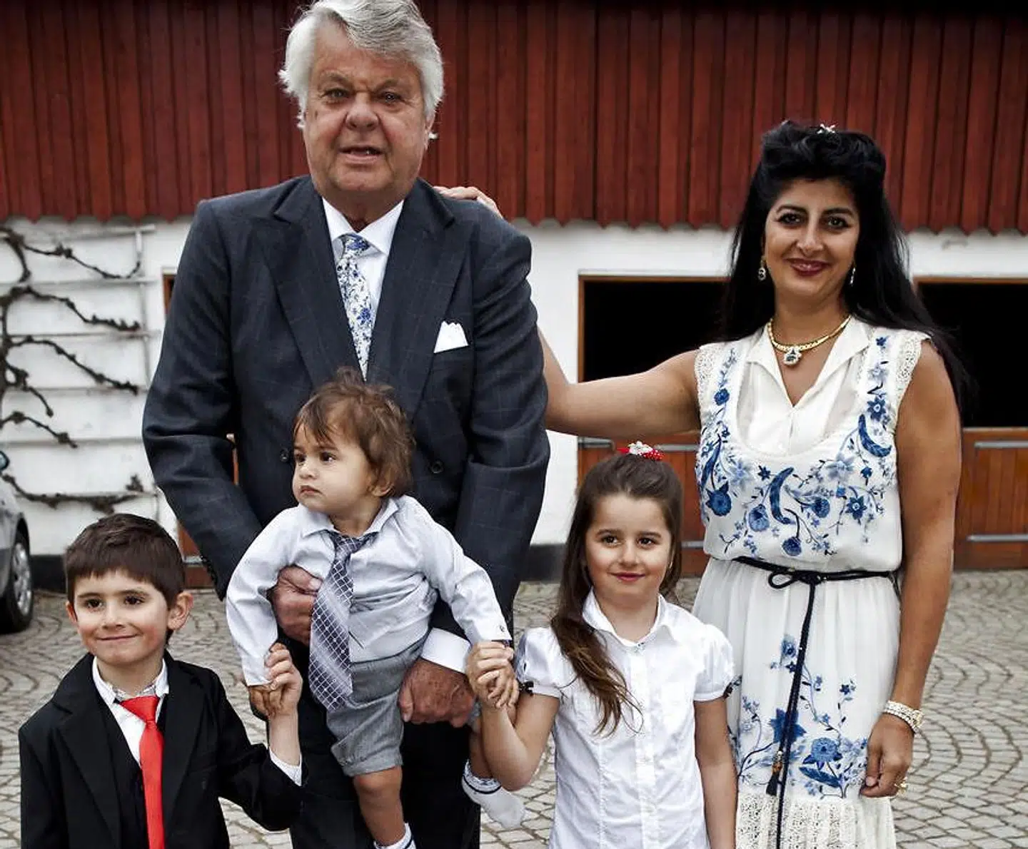 Christian Kjær, da han fyldte 70 år i 2012. På billedet ses han med sin kone, Susan Astani, hendes to børn og deres fælles lille søn.