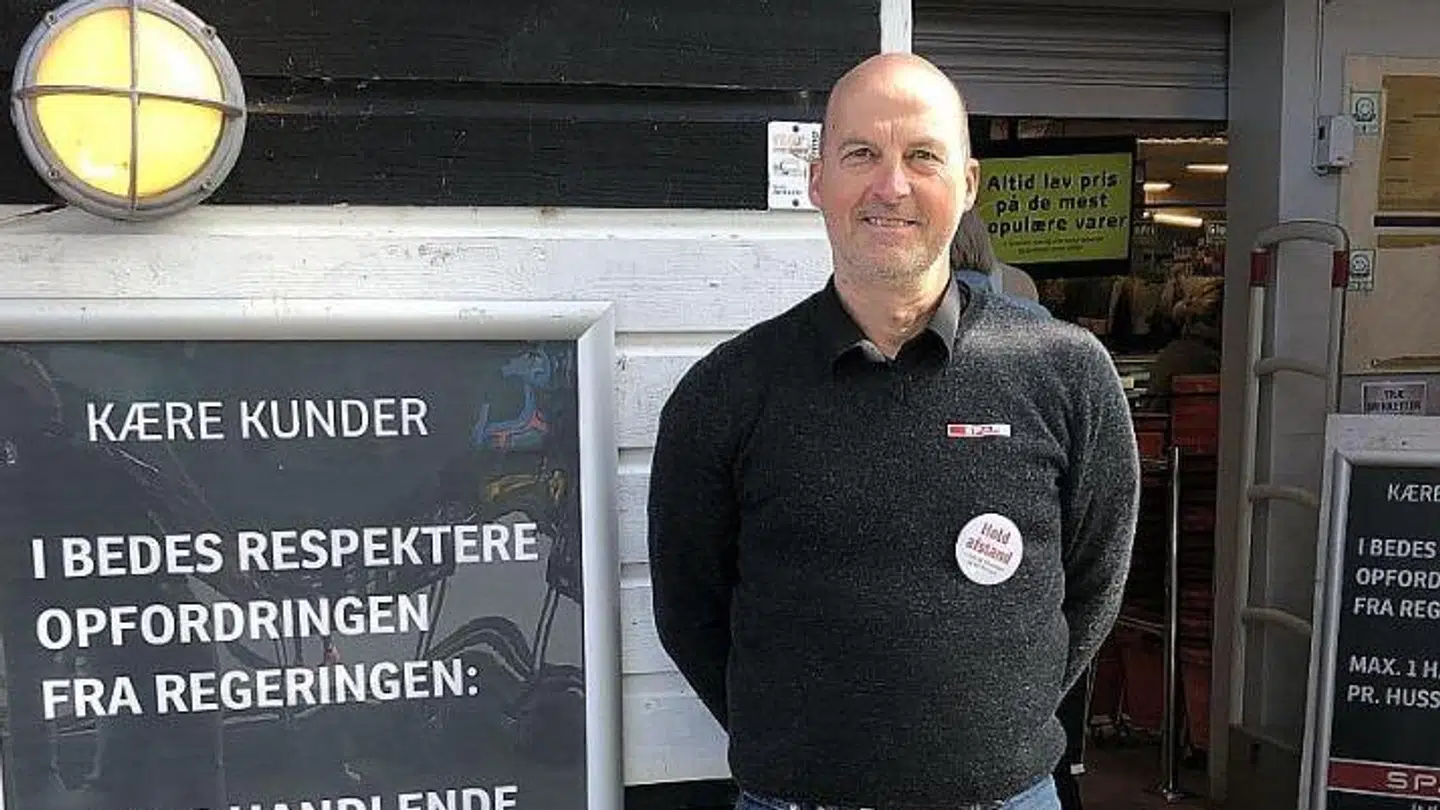 Kurt Foged Nielsen foran sin Spar-købmand i Rørvig