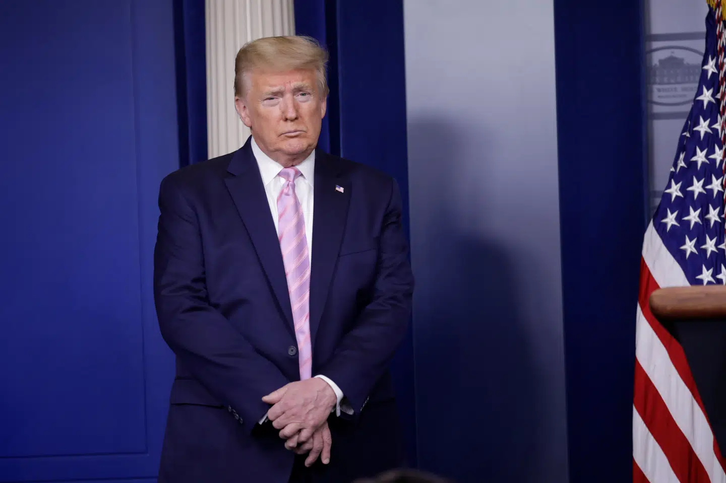 Donald Trump lytter til et spørgsmål under et corona-pressemøde 10. april. Yuri Gripas/Reuters