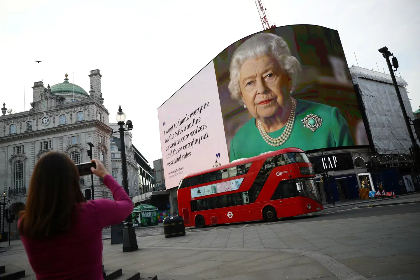 Her ses dronning Elizabeth II på en storskærm på Piccadilly Circus midt i London 8. april. Den 93-årige dronning er to gange gået ud med budskaber om sammenhold til briterne i løbet af coronakrisen. Hannah Mckay/Reuters