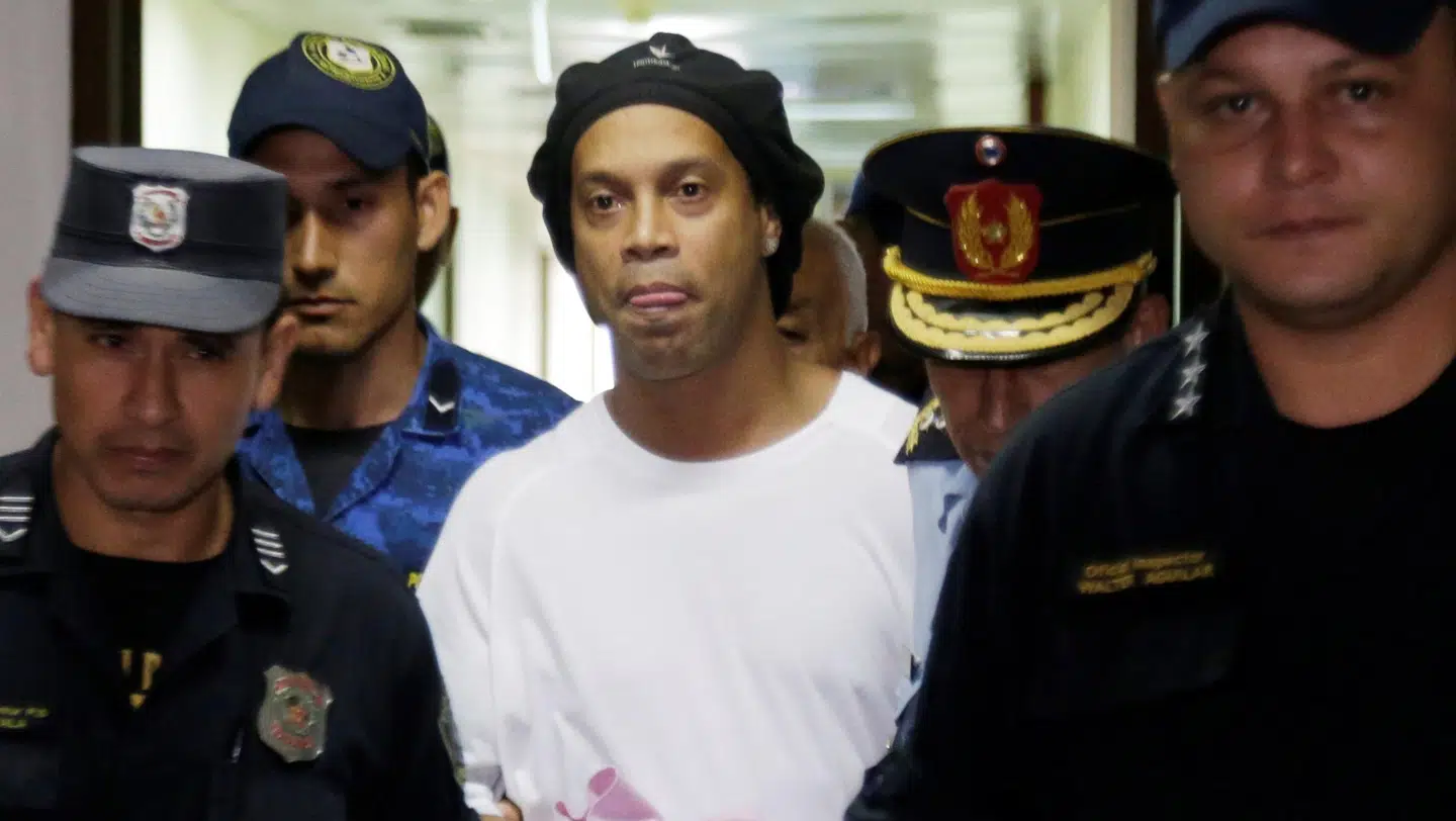 40-årige Ronaldinho i lufthavnen i Paraguay.