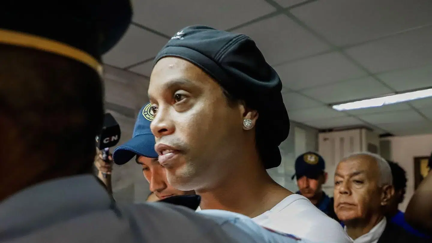 40-årige Ronaldinho i lufthavnen i Paraguay.