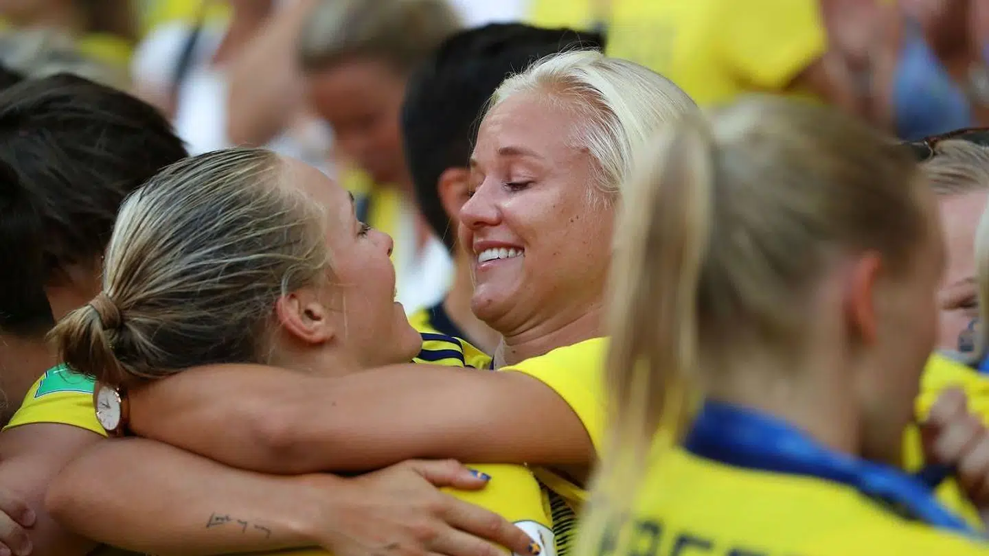 Pernille Harder krammer sin svenske kæreste, Magdalena Eriksson.