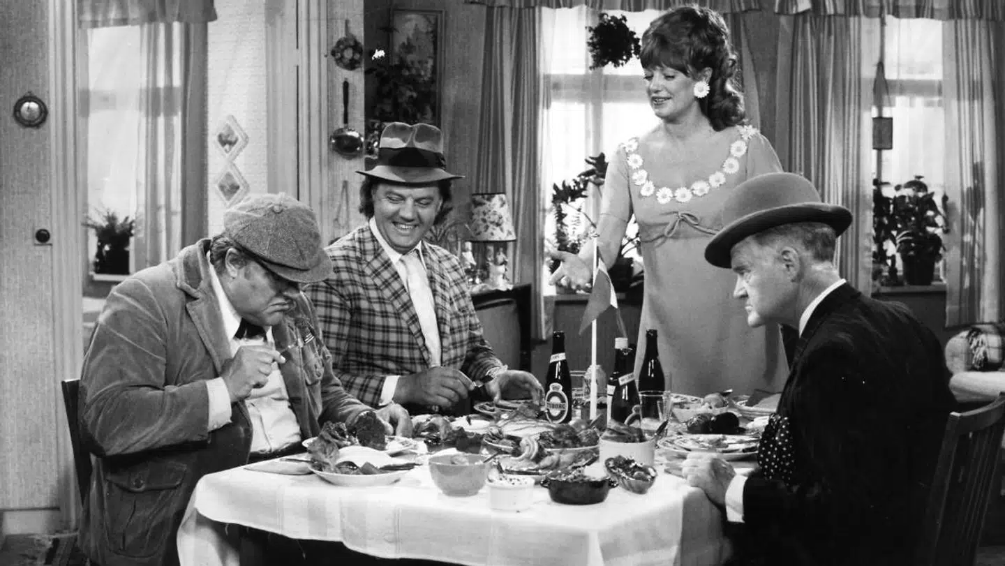 Her Kirsten Walther (Yvonne), Ove Sprogøe (Egon), Poul Bundgaard (Kjeld) og Morten Grundwald (Benny) i 'Olsen-banden går i krig'.