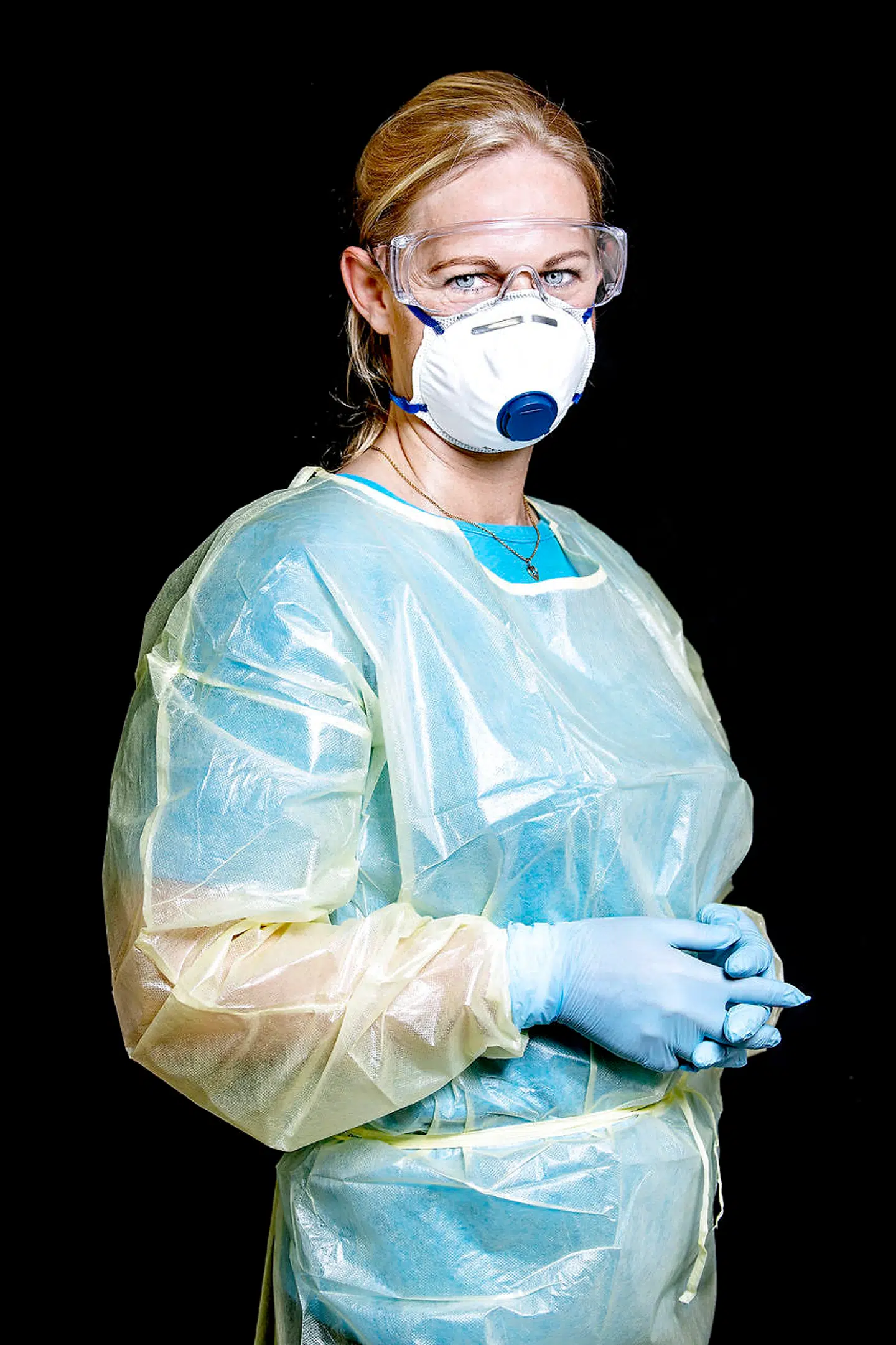 Den 45-årige akutsygeplejerske Lisbeth Bergstrøm tager sig blandt andet af coronapatienter. Hun er selv bange for at ende i respirator trods alt sit beskyttelsesudstyr.