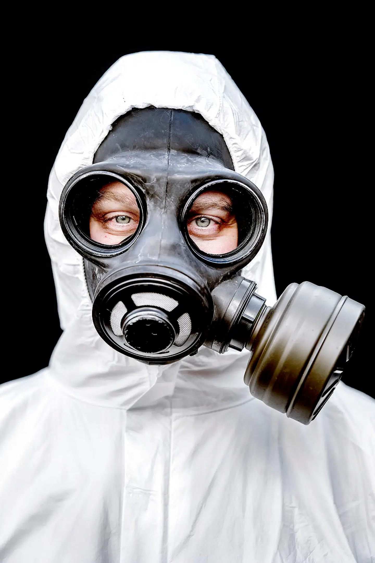 28-årige Ulrich Dethlef Húnfjörð Jørgensen er mere end bare forsigtig under epidemien. Han bruger både gummistøvler, beskyttelsesdragt, gummihandsker og gasmaske, når han køber ind.