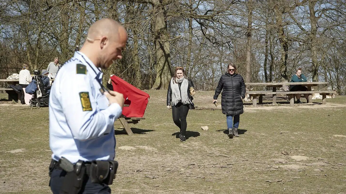 Politiet kører patrulje i Aarhus og i Dyrehaven er meldingen, at der er mennesker, men at de holder fin afstand, tirsdag den 7. april 2020. I påskeferien holder politiet øje med at folk overholder retningslinjerne i forbindelse med coronavirus - f.eks. med antallet af personer samlet på et sted.