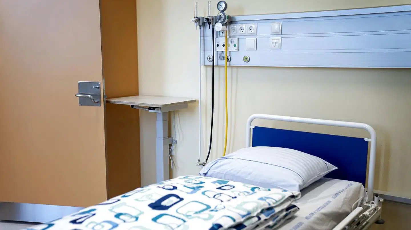 Ifølge et nyt dokument, kan de svenske læger blive nødt til at prioritere mellem patienterne, hvis der ikke længere er tilstrækkeligt med hospitalssenge. Her ses en seng fra Rigshospitalet.