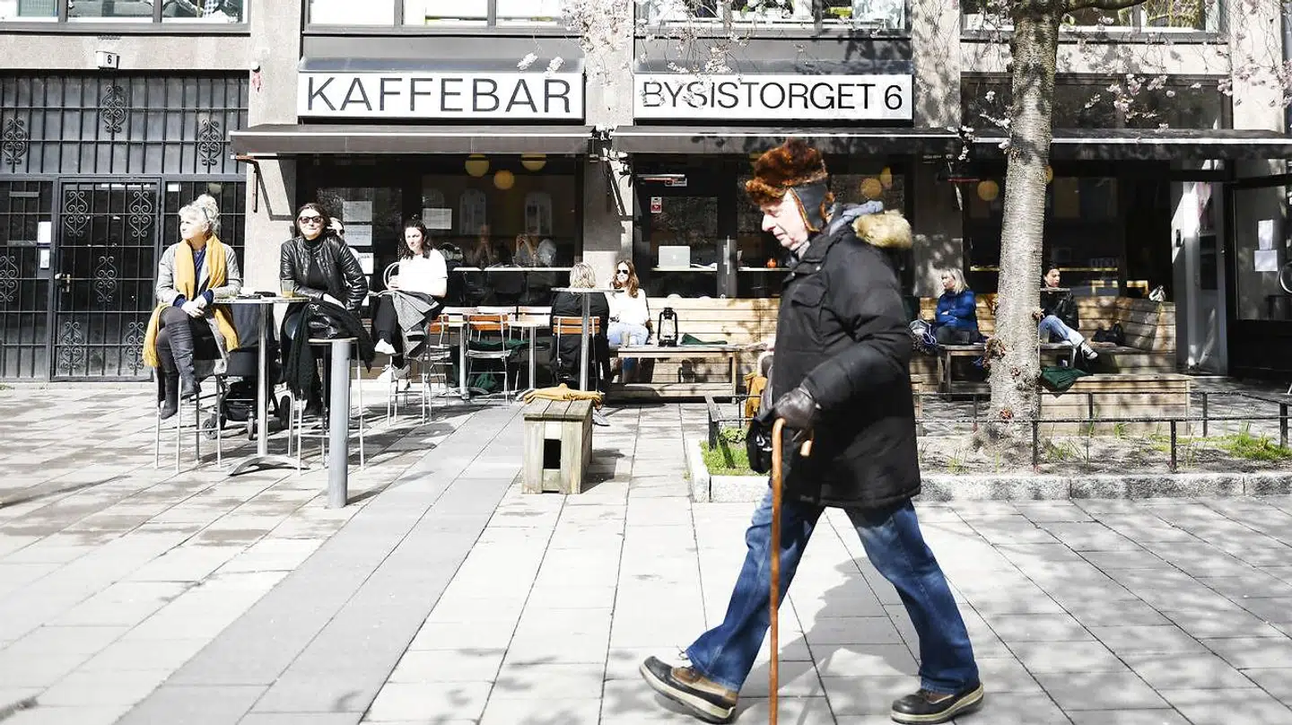 Mens gader og stræder flere steder rundt om i verden ligger næsten øde, så fortsætter livet mere eller mindre som normalt i Sverige. Her ses et billede fra Stockholm 7. april 2020.