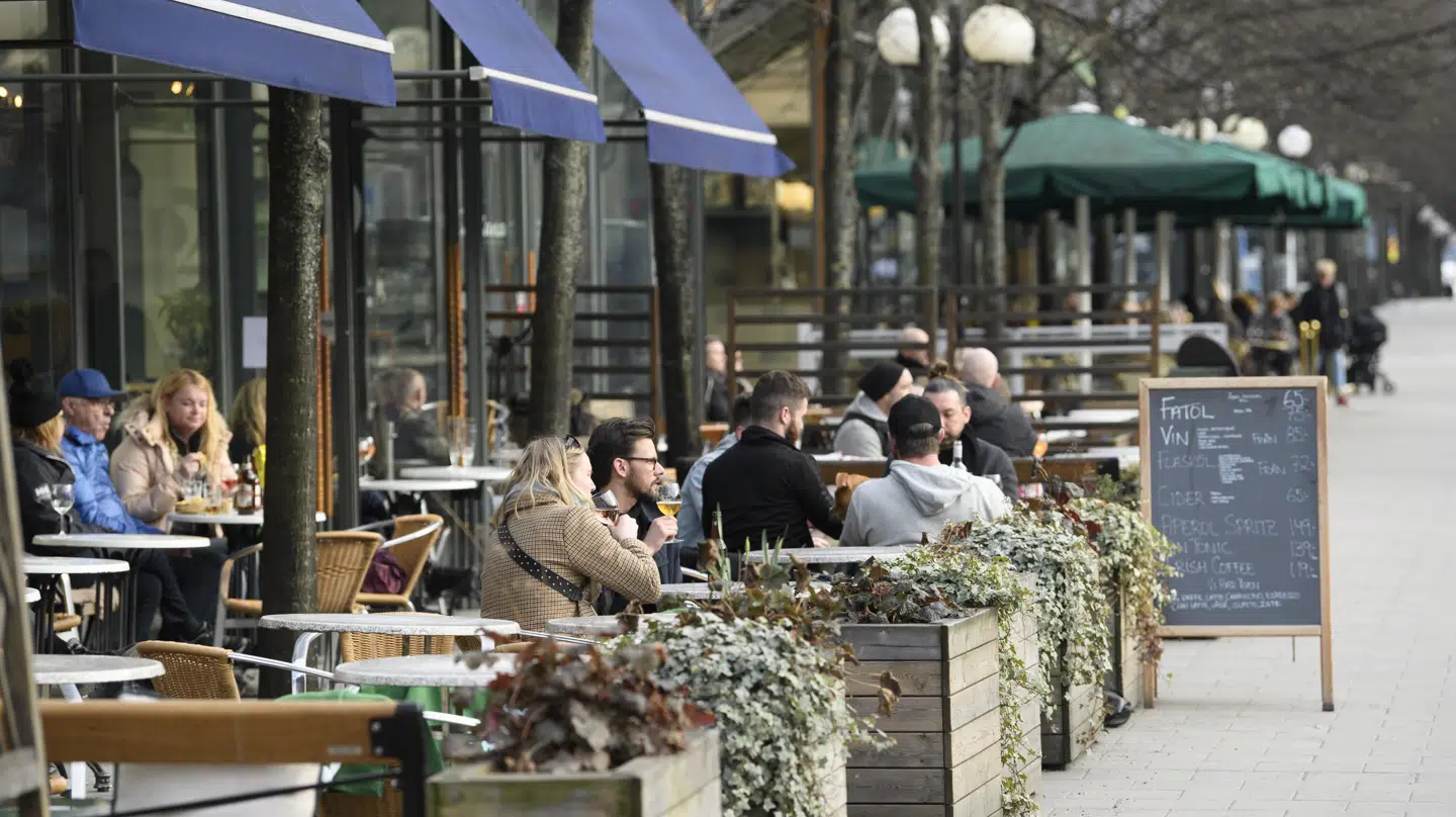 Svenskerne har modsat Danmark endnu ikke lukket ned for restauranter og caféer. Her ses et billede fra Hamngatan i Stockholm 1. april 2020.