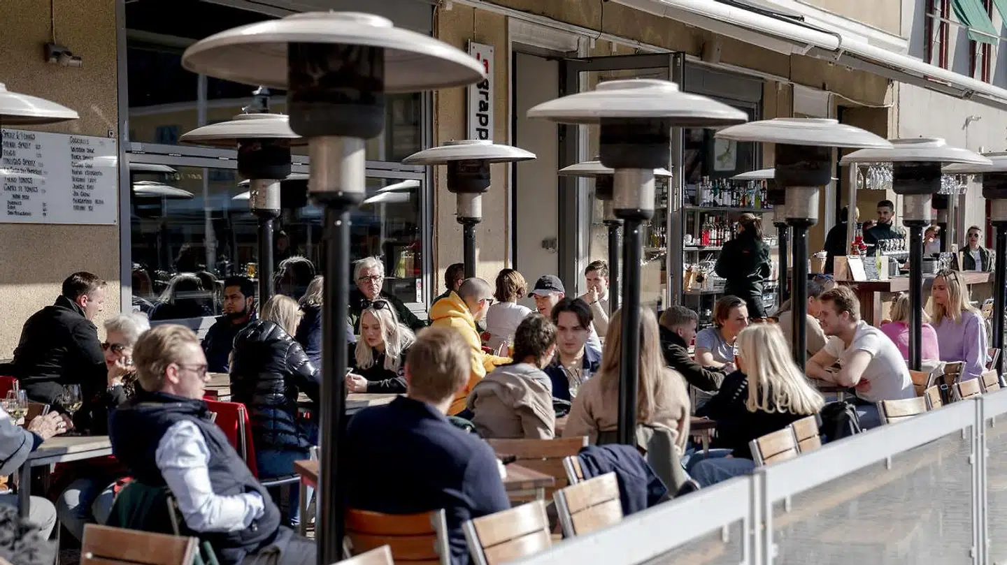 Også i Malmø er der stadig gang i restauranter og caféer. Her et billede fra 26. marts 2020.