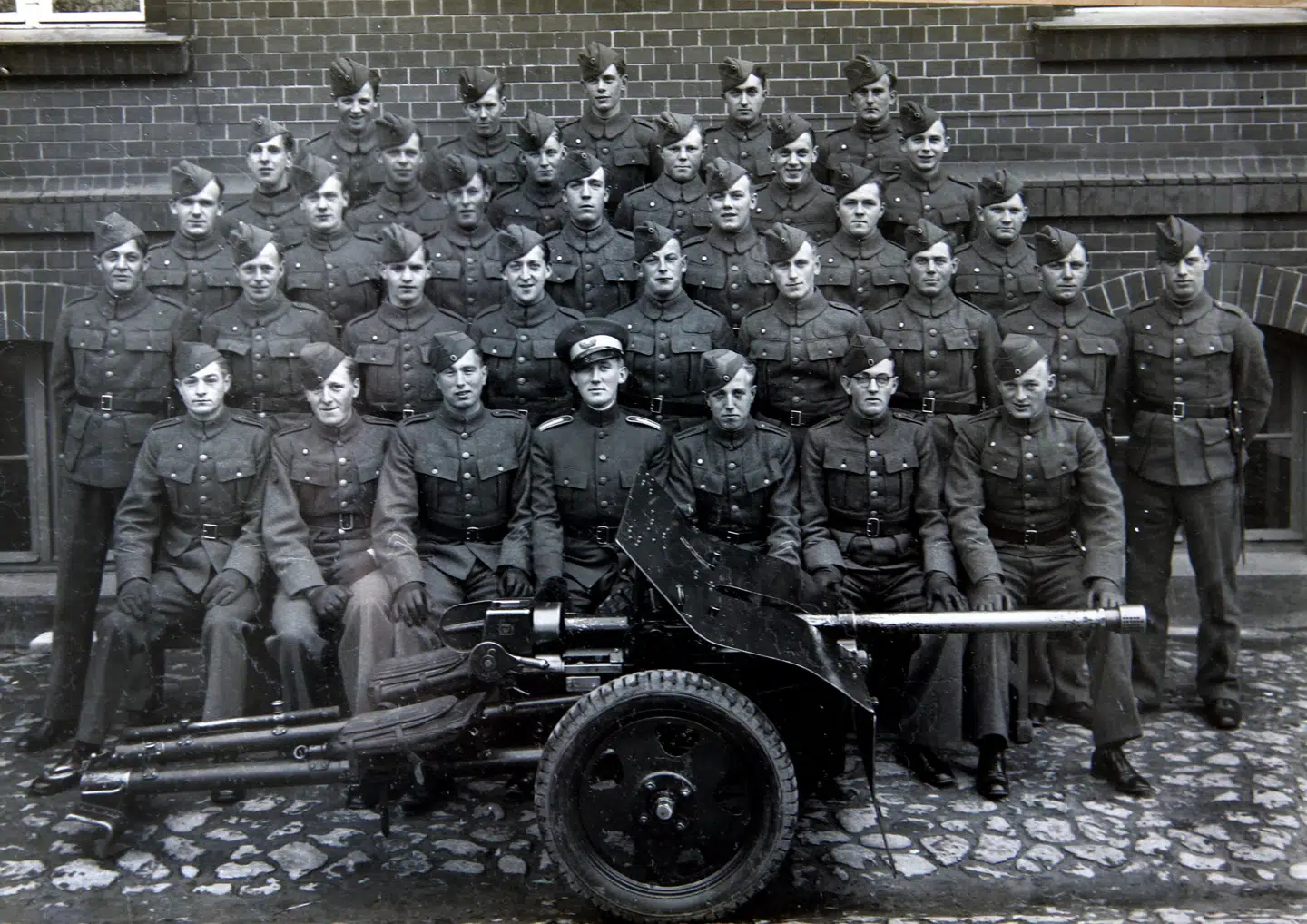 Soldater fra Haderslev Kaserne. Det er Kai Bosack der sidder nummer to fra venstre i forreste række.